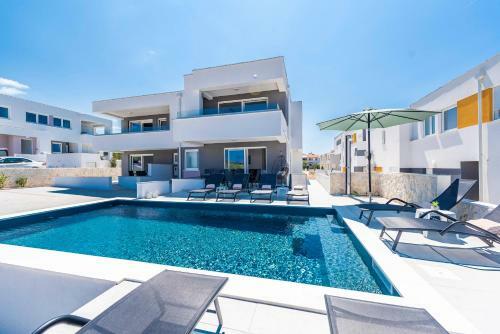 Adris 2 Luxury Modern Apartment With A Pool