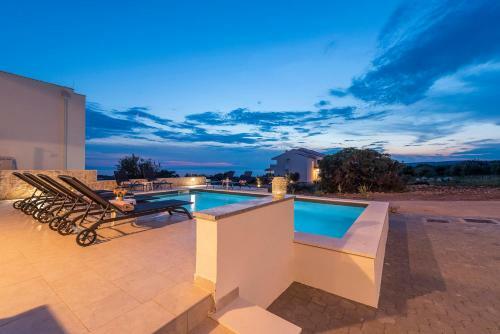 Adris 2 Luxury Modern Apartment With A Pool