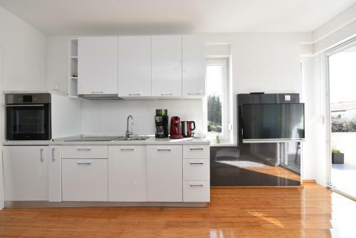 Maro Modern Apartment By The Sea