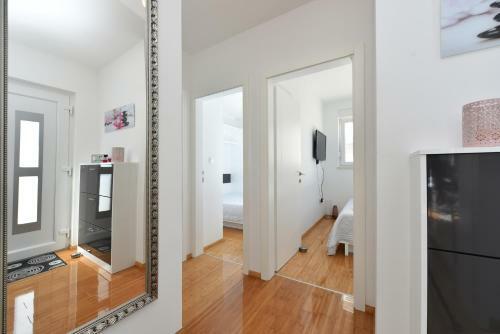 Maro Modern Apartment By The Sea