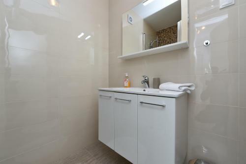 Maro Modern Apartment By The Sea