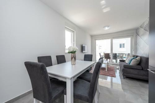 Villa Adria 2 Luxury Apartment With A Pool