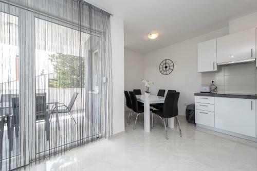 Apartamento Villa Star 3 A Centrally Located Ap. With A Pool