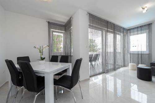 Apartamento Villa Star 4 A Centrally Located Ap. With A Pool
