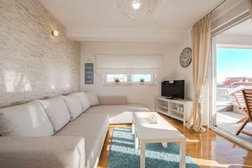 Blue Sky, Modern Sea View Apartment