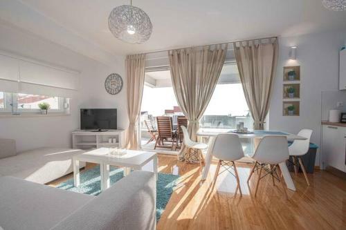 Blue Sky, Modern Sea View Apartment