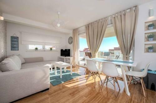 Blue Sky, Modern Sea View Apartment