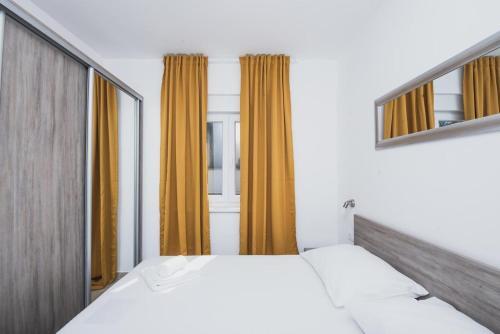 Apartments By The Sea Novalja, Pag - 17214