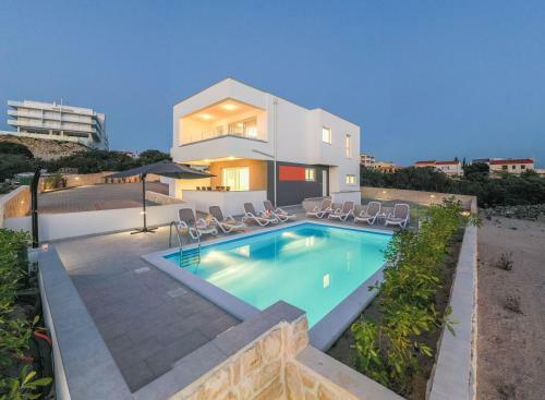 Dino 2 Luxury Apartment With Pool