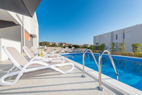 Dino 2 Luxury Apartment With Pool