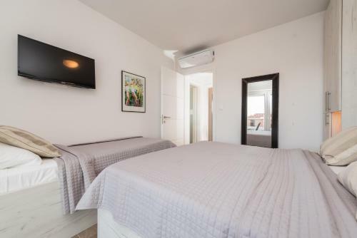 Dino 2 Luxury Apartment With Pool
