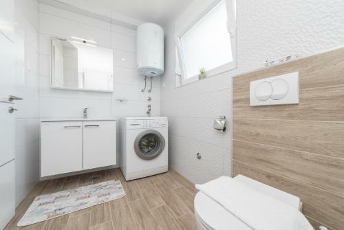 Dino 2 Luxury Apartment With Pool
