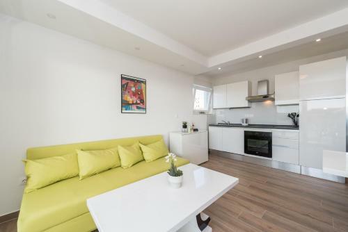 Dino 2 Luxury Apartment With Pool