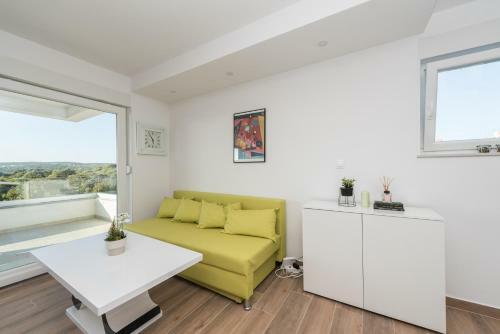 Dino 2 Luxury Apartment With Pool