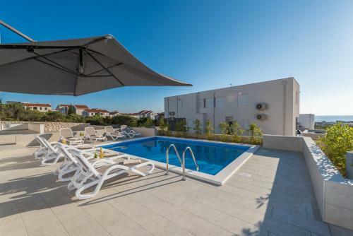 Dino 2 Luxury Apartment With Pool
