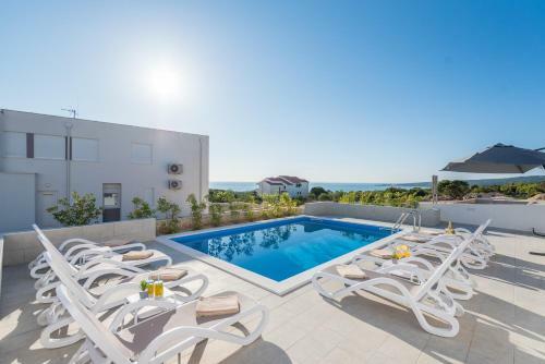 Dino 2 Luxury Apartment With Pool