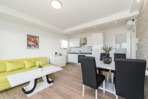 Dino 2 Luxury Apartment With Pool