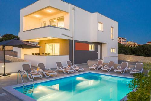 Sanda Luxury Apartment With Pool