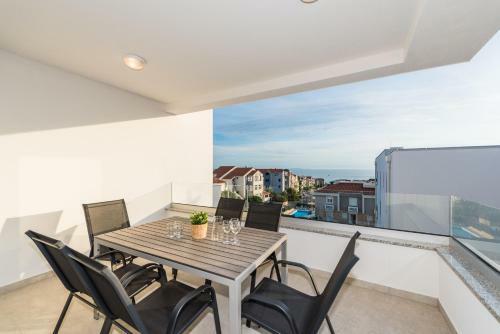Pool Apartments Banta B