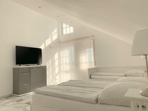 F10 Apartments Roth