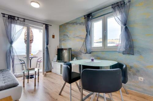 Boutique Wind Rose Apartment By The Beach