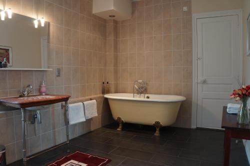 Bed & Breakfast Chateau De Savennes - Caveau De Sabrage
