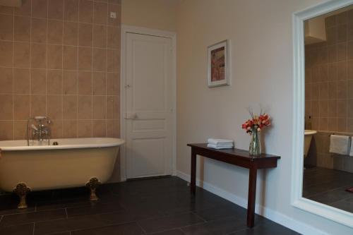 Bed & Breakfast Chateau De Savennes - Caveau De Sabrage