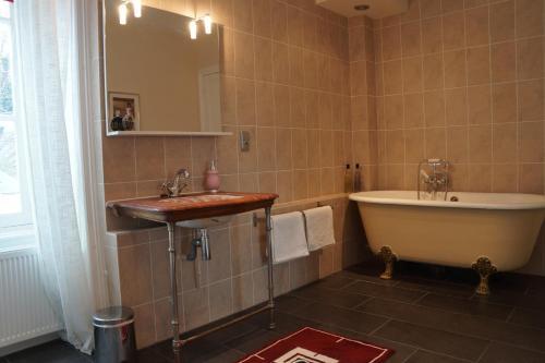 Bed & Breakfast Chateau De Savennes - Caveau De Sabrage