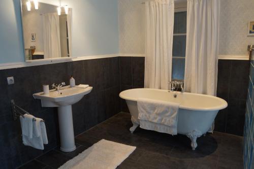 Bed & Breakfast Chateau De Savennes - Caveau De Sabrage