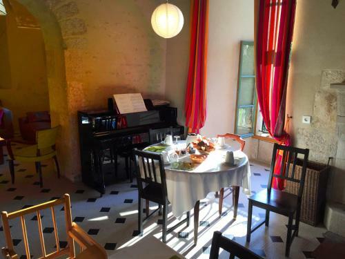 Hostal C�t�-serein - Chambres De La Tour Cach�e