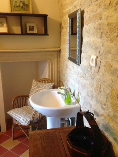Hostal C�t�-serein - Chambres De La Tour Cach�e