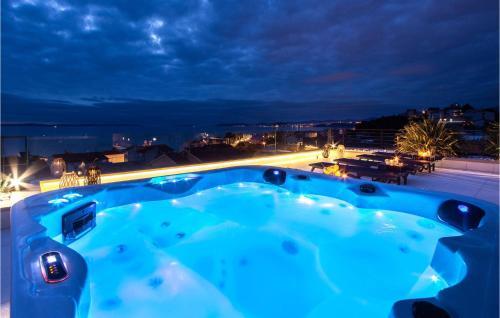 Nice Apartment In Podstrana With Outdoor Swimming Pool