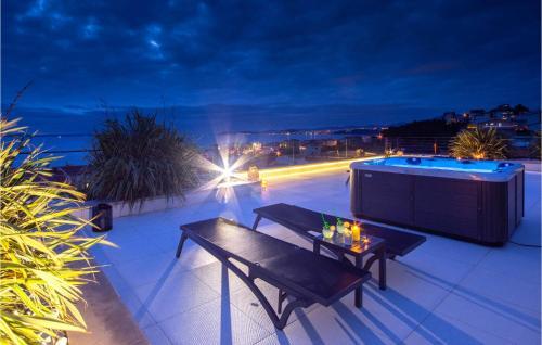 Nice Apartment In Podstrana With Outdoor Swimming Pool