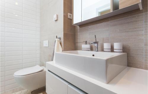 Stunning Apartment In Podstrana With