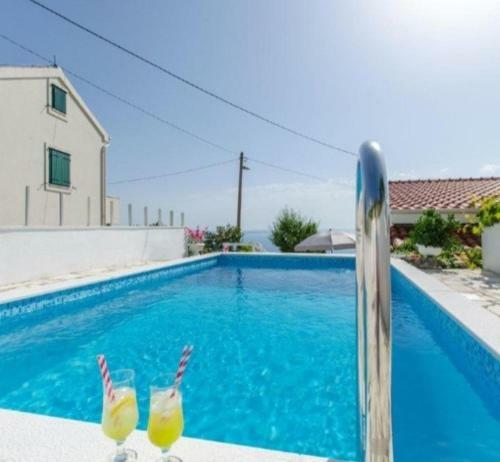 Holiday House Summer Rose, Near Split With Private Pool