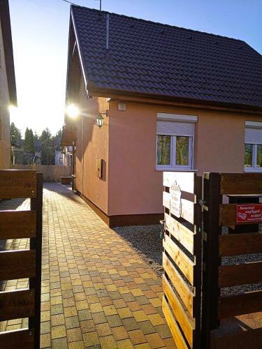 K�nyvesi-1 Vend�gh�z