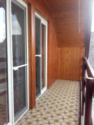 Gy�ngyvir�g Apartman