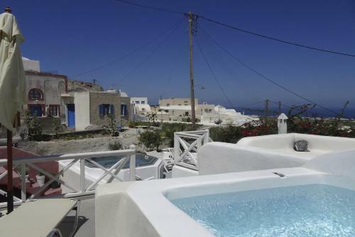 Oia, Finikia Cave House
