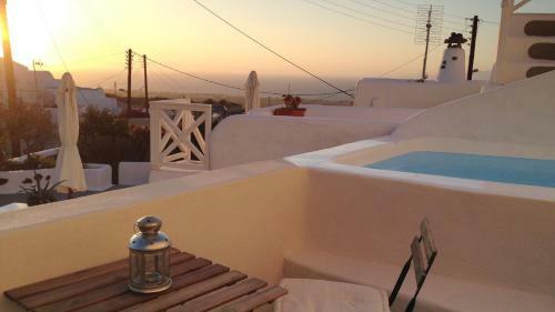 Oia, Finikia Cave House