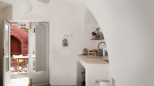 Oia, Finikia Cave House