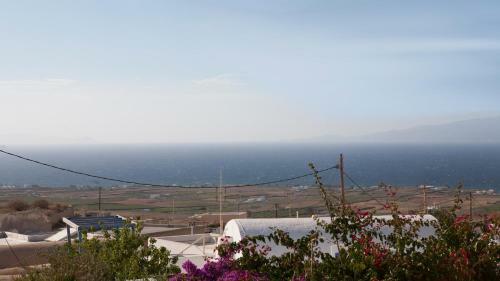 Oia, Finikia Cave House