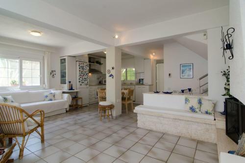 Wonderful House With Private Garden