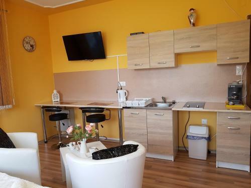 Hostal M�nika Vend�gh�z