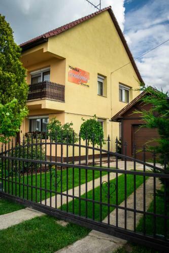 Hostal M�nika Vend�gh�z