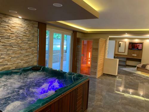 Hostal The Jacuzzi Room