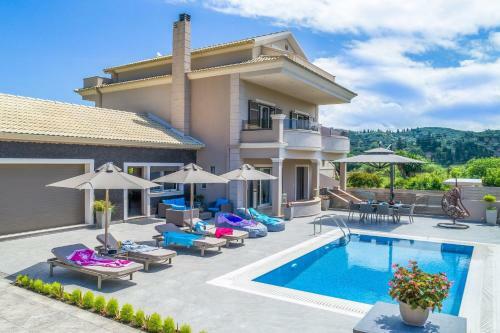Luxury Villa Matzourana