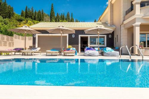 Luxury Villa Matzourana