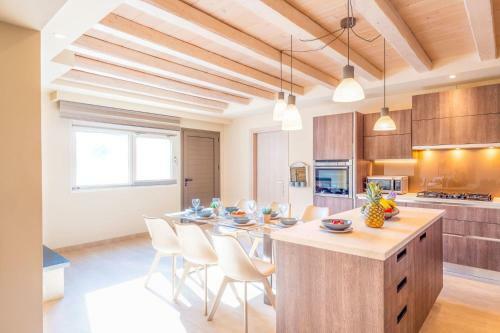 Luxury Villa Matzourana