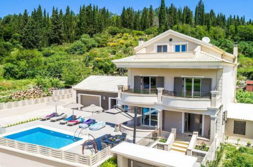 Luxury Villa Matzourana
