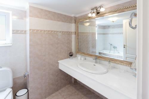 The Maisonette: Five Min From The Beach With View